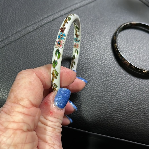 Beautiful white bangle bracelet. - Picture 2 of 5